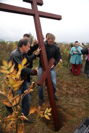 Возружение Поклонного креста на месте строительства храма в честь Сретения Господня в поселке Гать Орловской области 23 сентября 2012 года