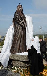 Патриарх Кирилл открывает памятник Патриарху Алексию II