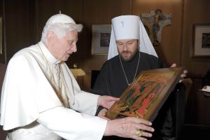 Папа Римский Бенедикт XVI и митрополит Волоколамский Иларион (16.10.2012, фото – ОВЦС МП)