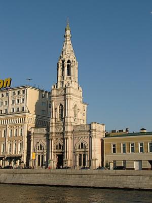 Колокольня с надвратным храмом иконы Божией Матери *Взыскание погибших* в Средних Садовниках в Москве