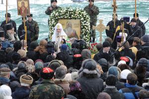 Патриарх Кирилл на молебне у закладного камня памятника Святителю Ермогену