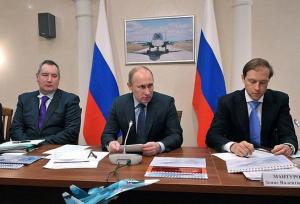 Президент РФ Владимир Путин, вице-премьер Дмитрий Рогозин и министр промышленности Денис Мантуров