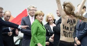 *Голое нападение* на Владимира Путина и Ангелу Меркель на Ганноверской выставке в Германии