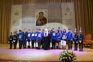 Патриарх Кирилл с группой победителй олимпиады по ОПК