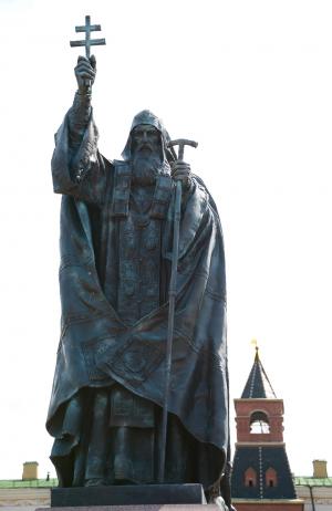 Памятник священномученику Ермогену у стен Московского Кремля