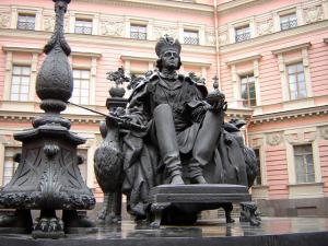 Памятник Павлу I у Михайловского замка в СПб