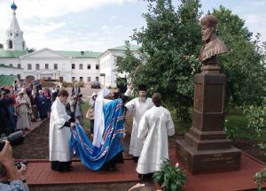 Митрополит Нижегородский Георгий освящает памятник Императору Александру III в Благовещенском монастыре Нижнего Новгорода