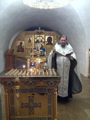 Иг. Кирилл (Сахаров) служит заупокойную литию по старому обряду о членах династии Романовых в Новоспасском монастыре