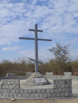 Поклонный крест на месте захоронения русских кадетов в 1944 году в Сербии