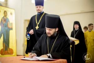 Ректор СПбПДА епископ Петергофский Амвросий подписывает акт передачи исторических зданий академии Церкви