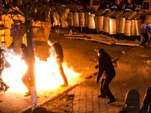 Митингующие в Киеве начали кидать в милицию камни и зажигательные смеси