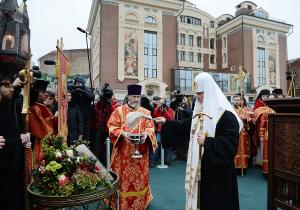Патриарх Кирилл освятил закладной камень храма Новомученников Российских в Сретенском монастяре в Москве