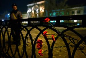 Цветы на месте теракта в Волгограде