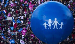 Митинг протеста в Париже против однополых браков