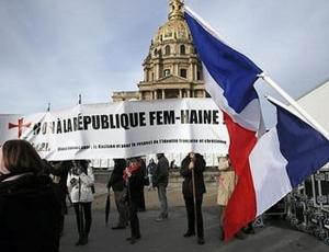 Акция против FEMEN в Париже