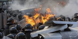 Украинскую милицию забрасывают "коктейлями Молотова"
