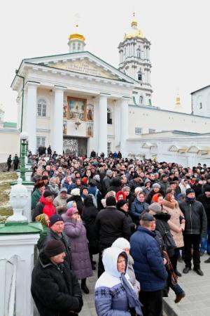 Верующие УПЦ заблокировали главный вход в Почаевскую лавру