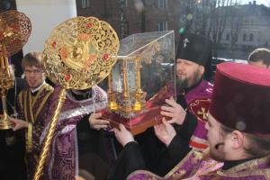 Архиепископ Сумский и Ахтырский Евлогий возглавил торжественную встречу ковчега с великими Страстными Святынями