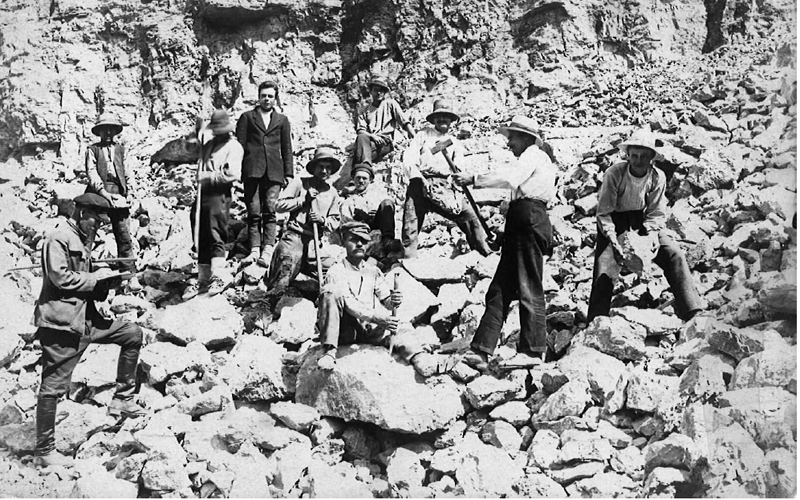 Юнкера АВУ на каменоломных работах в 1921-1923 гг. Ямболь (Болгария)