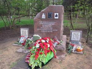 Надгробная плита сестрам милосердия Ольге Шишмаревой и Вере Семеновой