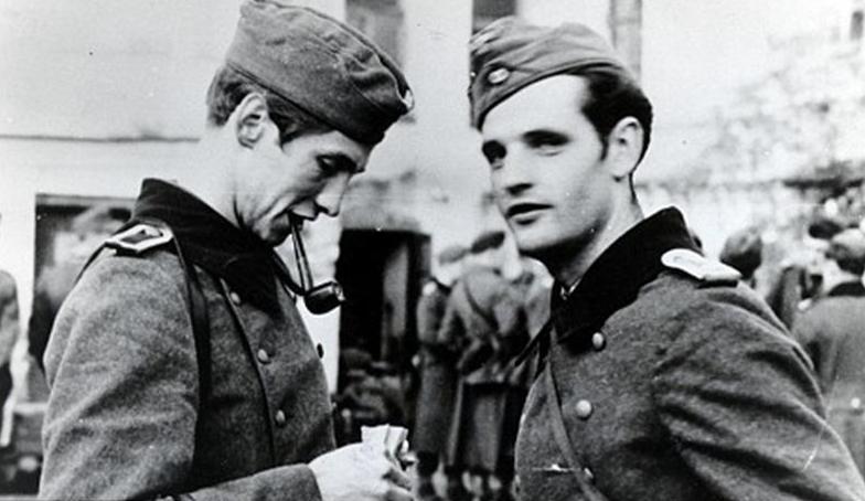 Немецко-фашистские оккупанты Александр Шморель и Ганс Шоль в 1942 году