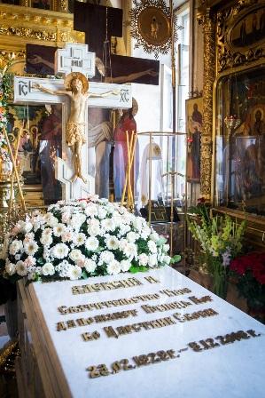 Могила Святейшего Патриарха Алексия II в Богоявленском кафедральном соборе Москвы