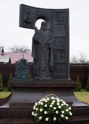Памятник св. прп. Серафиму Саровскому в Белгороде