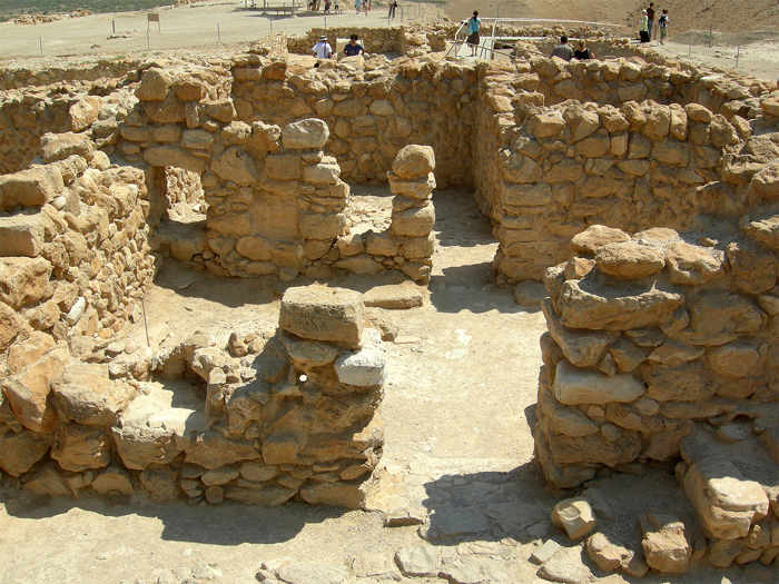 Вид на Кумран — место, где в середине ХХ века были найдены сотни библейских рукописей