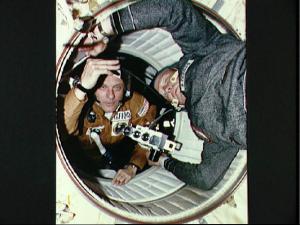 Т. Стаффорд и А. Леонов в переходном отсеке орбитальной станции. 1975г.