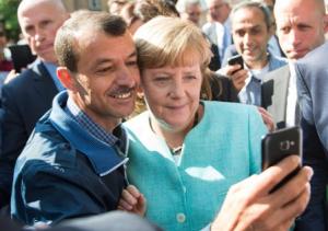 Меркель делает фото с мигрантами