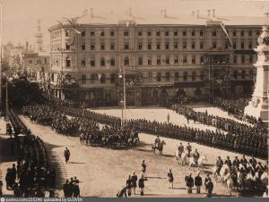 Воскресенской площади в день торжественного въезда Императора Николая II