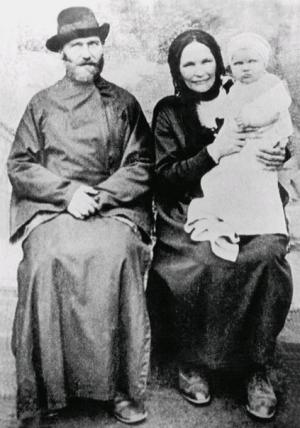 Священник Феодор Недосекин с супругой Зинаидой Ивановной. 30-е годы