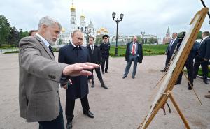 Владимир Путин на месте раскопок в Кремле