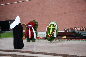 Патриарх Кирилл у могилы неизвестного солдата