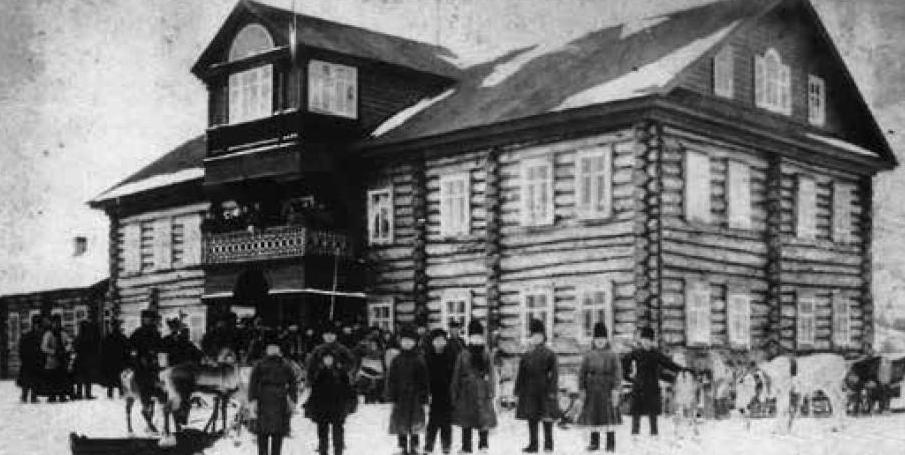 На фото начала XX века главное здание Печенгского монастыря в Луостари. На первом плане юные послушники монастыря