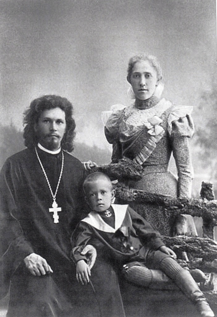 Священник Михаил Накаряков с женой и сыном Николаем