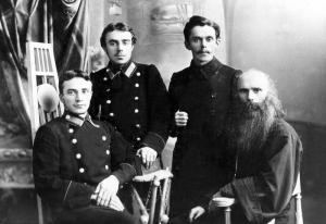 Священник Владимир Мощанский с сыновьями. 1910-е годы. Слева направо: Владимир, Александр и Николай
