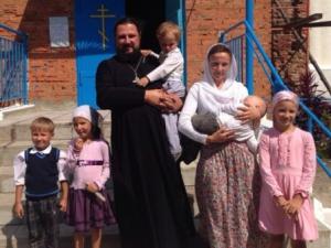 Отец Алексей Кузнецов с супругой Анной Кузнецовой и детьми