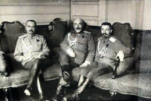 Слева направо – Я.Д.Юзефович, А.И.Деникин, С.Л.Марков. Могилёв, май 1917 г.