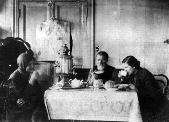 Матвей Иванович Гусев (в центре) в кругу семьи