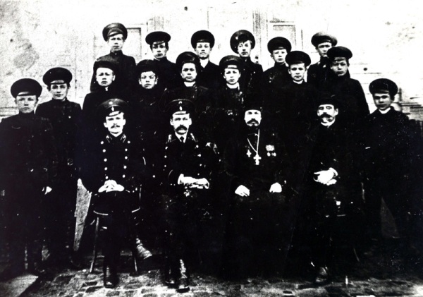 Священник Михаил Самсонов с преподавателями и  учащимися Красночетайской учительской школы. 1915 год