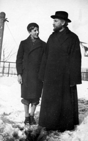 Священник Михаил Васнецов с сыном. 1933г.