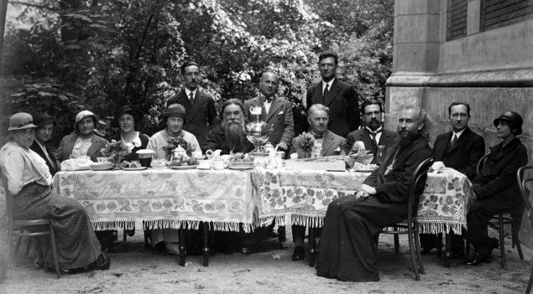 1933–1934 годы. О.Михаил Васнецов сидит справа перед столом вполоборота.