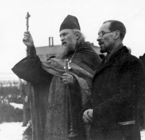 Млада Болеслав, 5 февраля 1945 года.Отец Михаил Васнецов с художником Андреем Рязановым