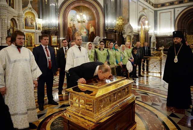 Владимир Путин прикладывается к мощам Святителя Николая Чудотворца в Москве