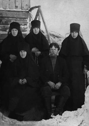 Мефодий Григорьевич Попов (1876-1934) с родственницами, насельницами Владимирского Каменского монастыря