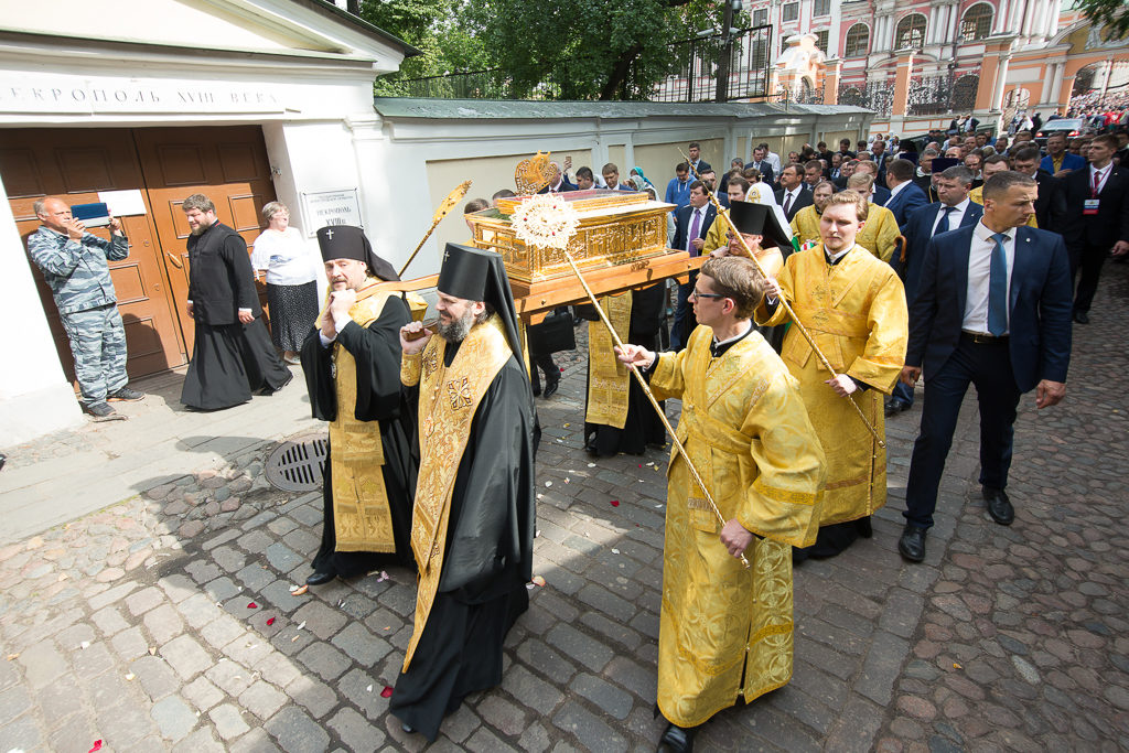 Мощи святителя Николая износят из Александро-Невской лавры