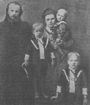 Священник Михаил Воскресенский (1883-1918) с семьей