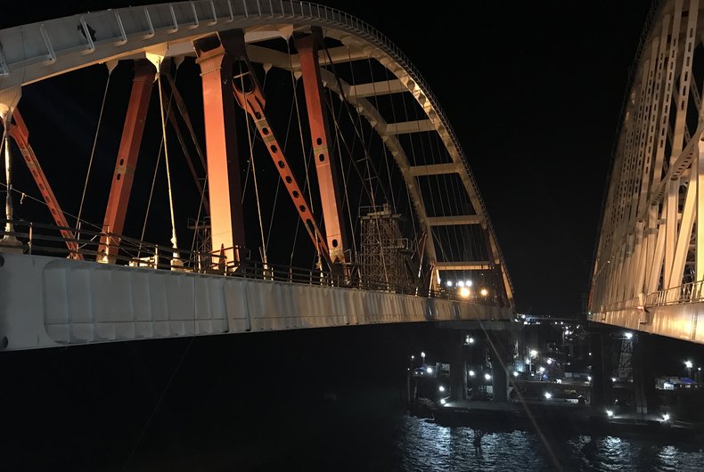 Автомобильная арка Крымского моста