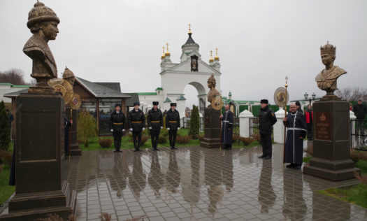Романовская аллея в Вознесенском Печерском монастыре в Нижнем Новгороде